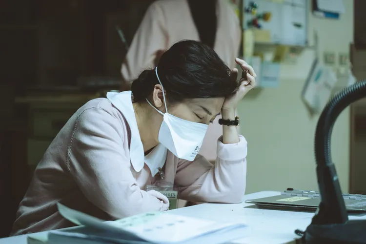 王彩樺在劇中不幸染疫發高燒。公視提供