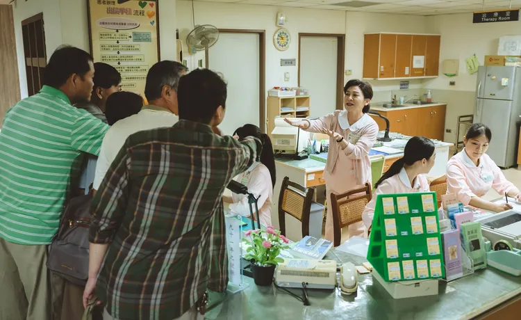 王彩樺（右三）演繹出台灣護理人員超時過勞的工作環境。公視提供