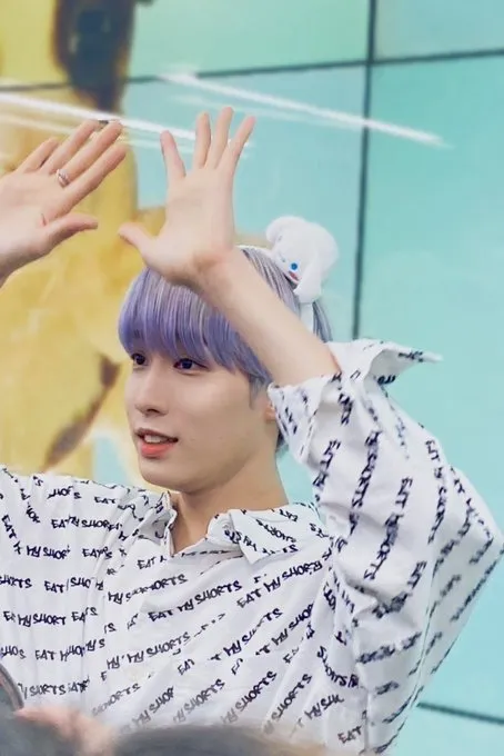 陳冠叡愚人節在韓國的地鐵燈箱打卡感謝粉絲，回台後也會有類似打卡活動。翻攝全球應援首站