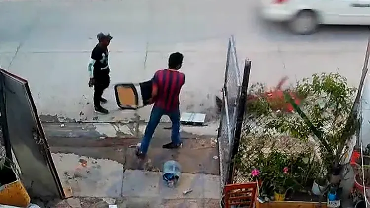 何塞被男子用椅子重擊頭部後當場倒地身亡。翻攝自推特