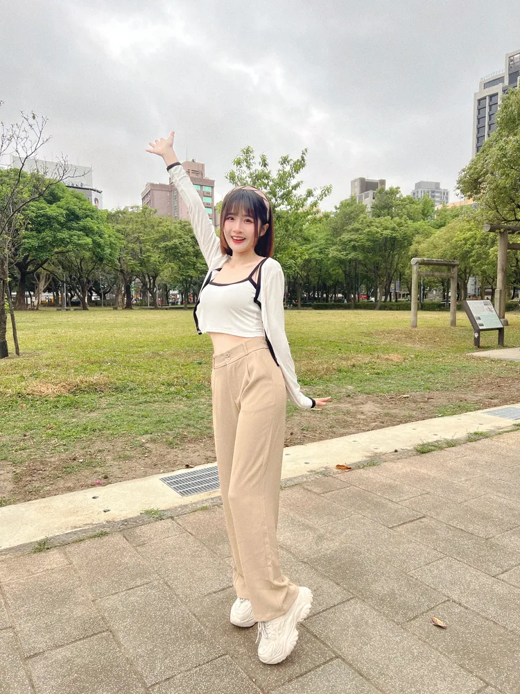 凱伊走訪墓園長知識。司徒提供