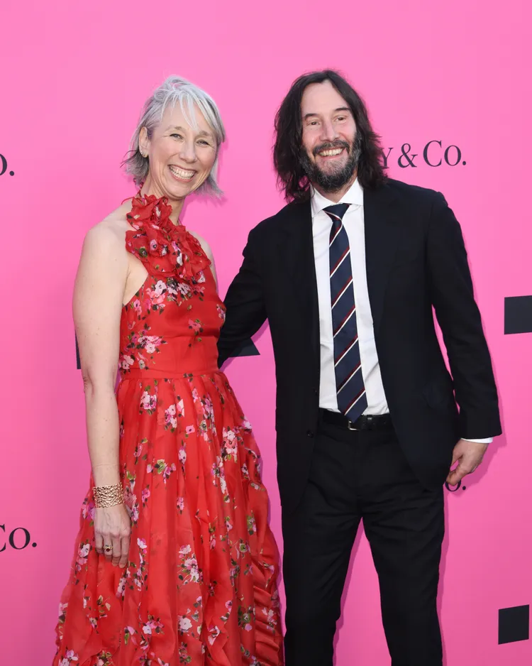 基努李維(右)和女友亞莉珊卓拉一起出席活動放閃。達志