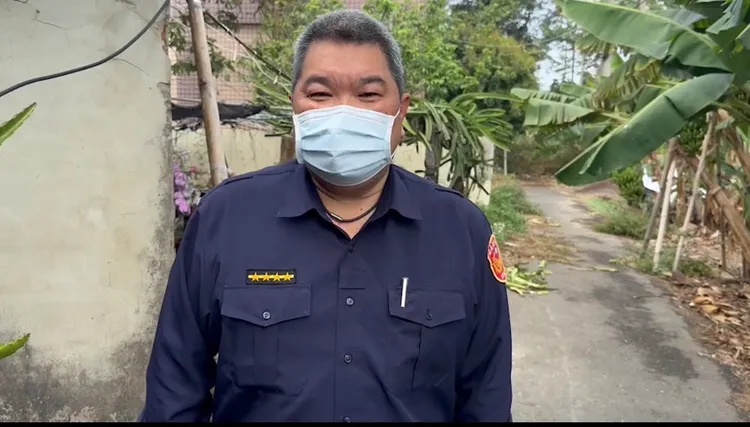 嘉義縣警局水上分局中莊派出所所長黃俊傑說明案情。讀者提供