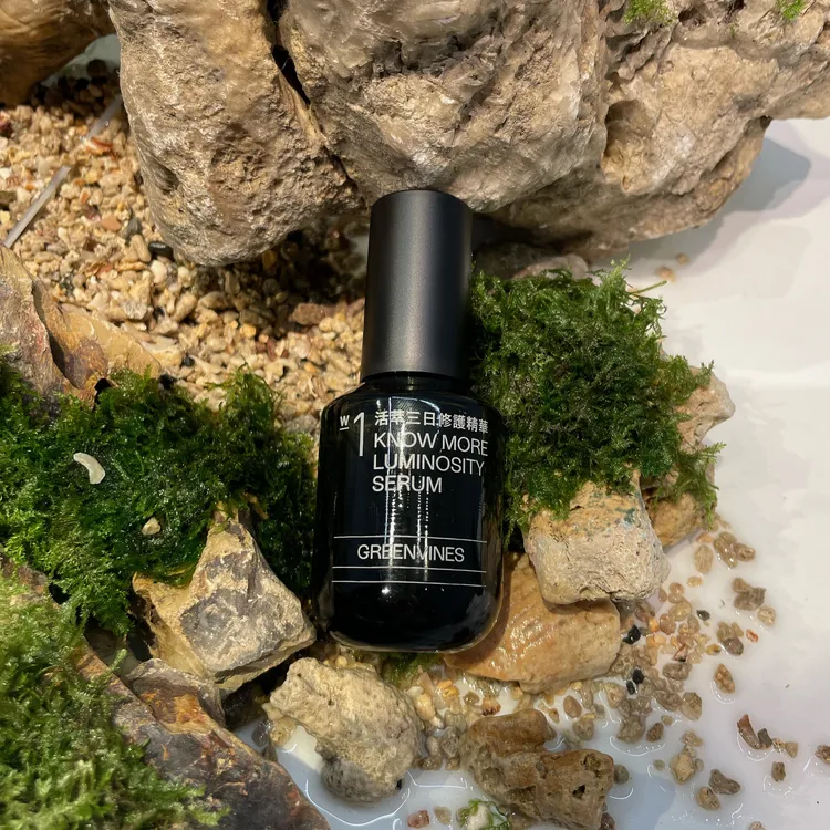 活萃三日修護精華中擁有三日活萃和水光藍藻2大全新純素成分。張家玲攝
