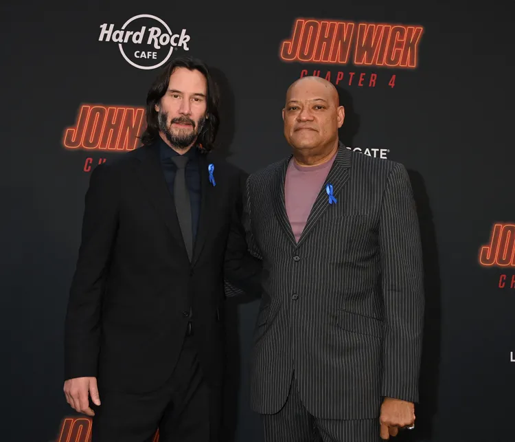 基努李維（左）與勞倫斯費許朋在洛杉磯首映會佩戴藍絲帶表達對瑞迪克的紀念。達志