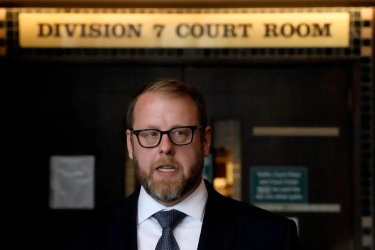 承辦檢察官湯普生坦言，全案有種族因素，白人屋主看見黑人按門鈴就開槍。美聯社