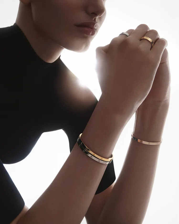 寶格麗BVLGARI BVLGARI系列全新推出的手環、戒指，十分適合混搭疊戴。品牌提供