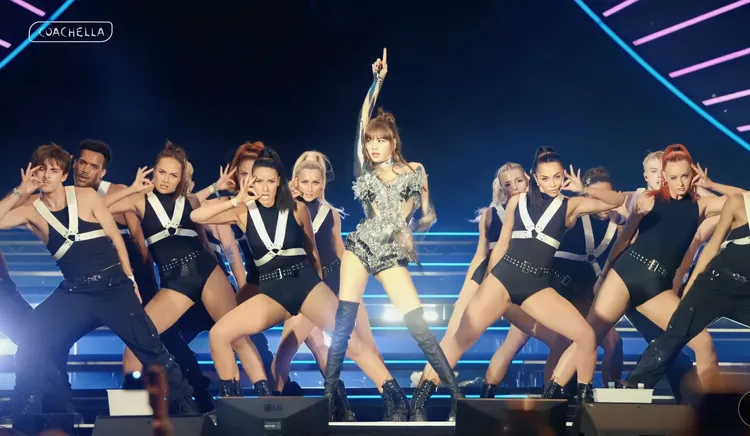 Lisa於科切拉音樂節舞台上飆唱個人單曲〈Money〉，身上由中國設計師品牌YUEQI QI打造的鏤空緊身衣更是辣翻全場。翻攝LISANATIONS_推特
