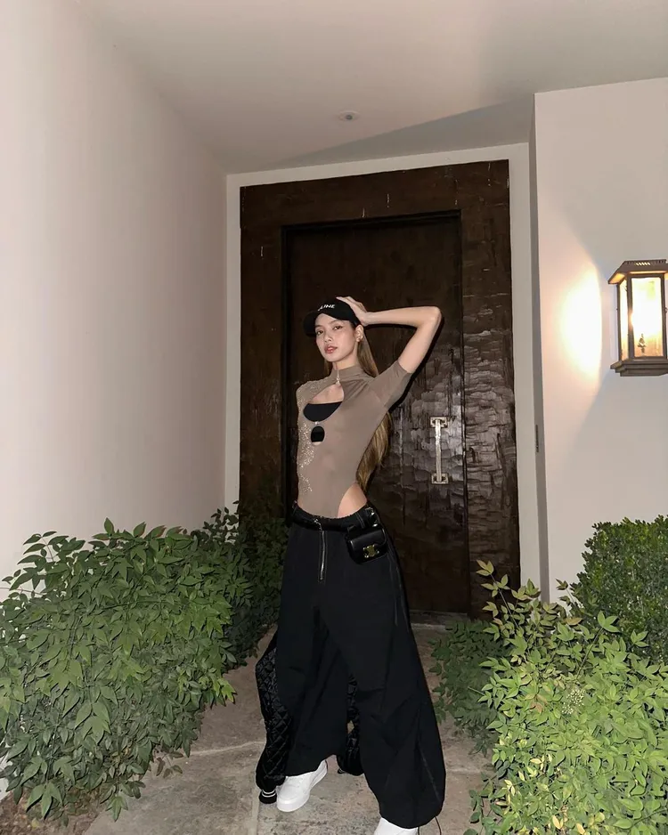Lisa在飛抵美國後的首篇po文中，就為粉絲送上養眼照，並在展露姣好身材的「挖洞裝」中，帶入多款自身代言的法國精品CELINE單品。翻攝lalalalisa_m IG