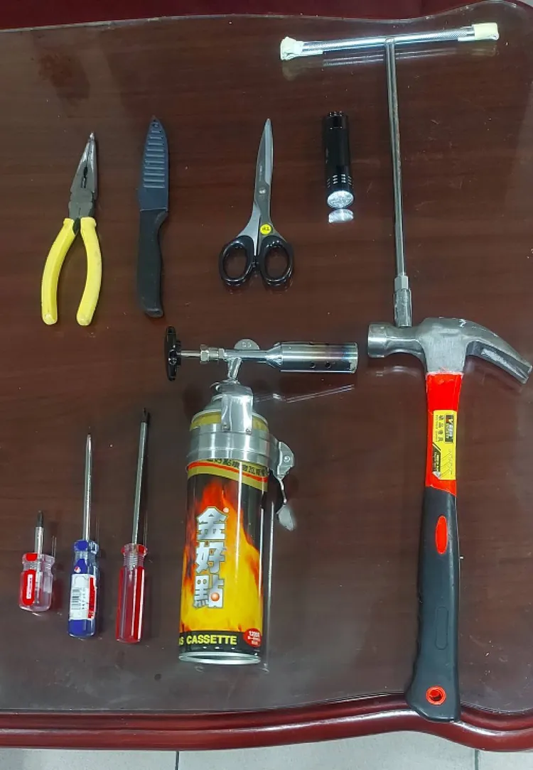 警方從切嫌身上搜出作案工具一批。警方提供