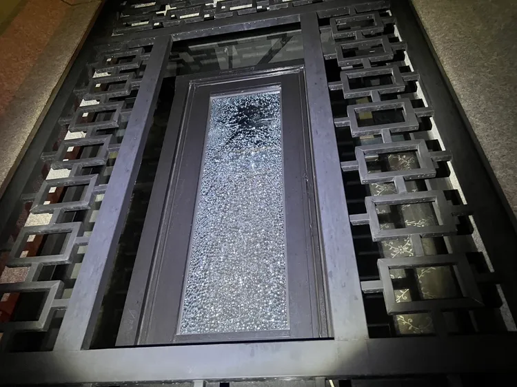 雕龍畫棟的玻璃窗價值不斐，竊賊用燒燈破壞玻璃留下碎裂痕跡。警方提供