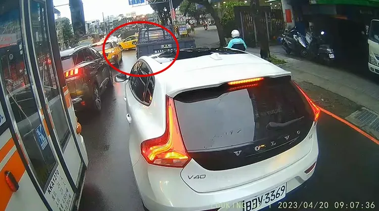 槍手要求運將將車開往派出所。民眾提供