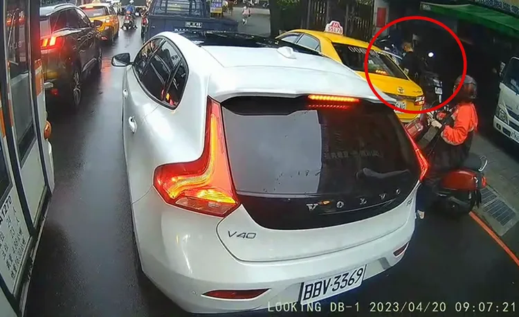 槍手再度上車。民眾提供