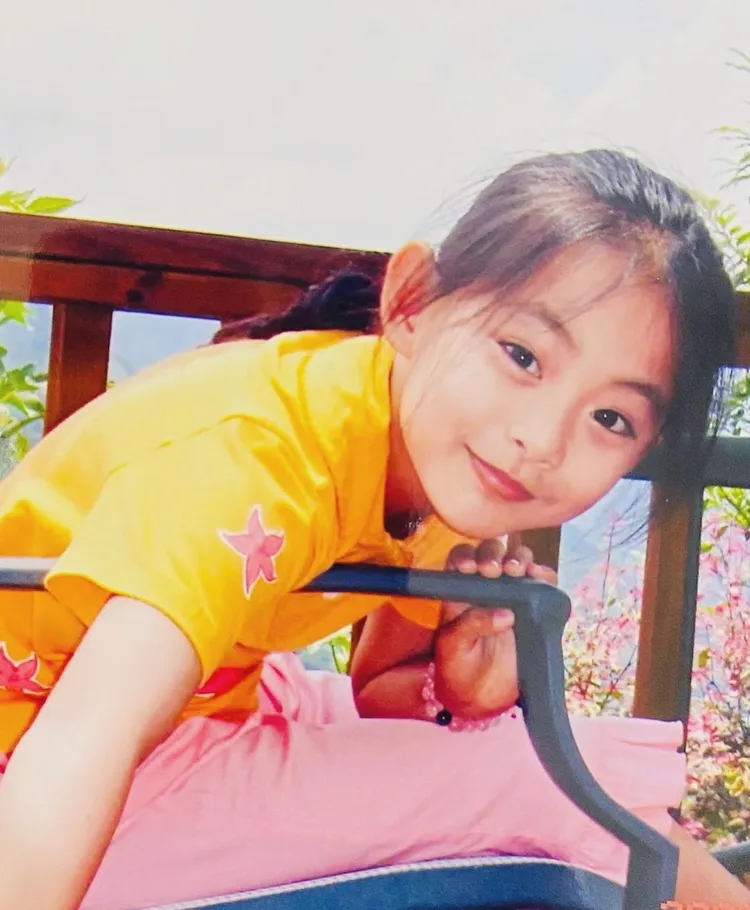 南韓人氣女團《 twice 》中的台灣籍成員周子瑜昨曬出小時候照片。翻攝周子瑜IG