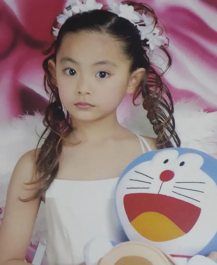 南韓人氣女團《 twice 》中的台灣籍成員周子瑜昨曬出小時候照片。翻攝周子瑜IG
