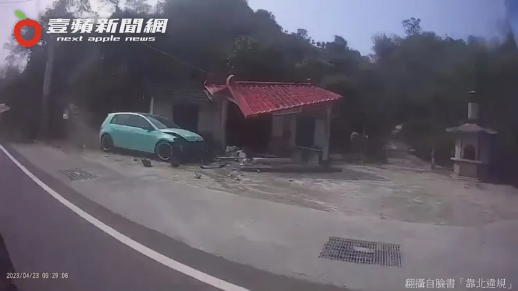 該車撞進土地公廟，車頭嚴重損毀。翻攝自臉書「靠北違規」粉專