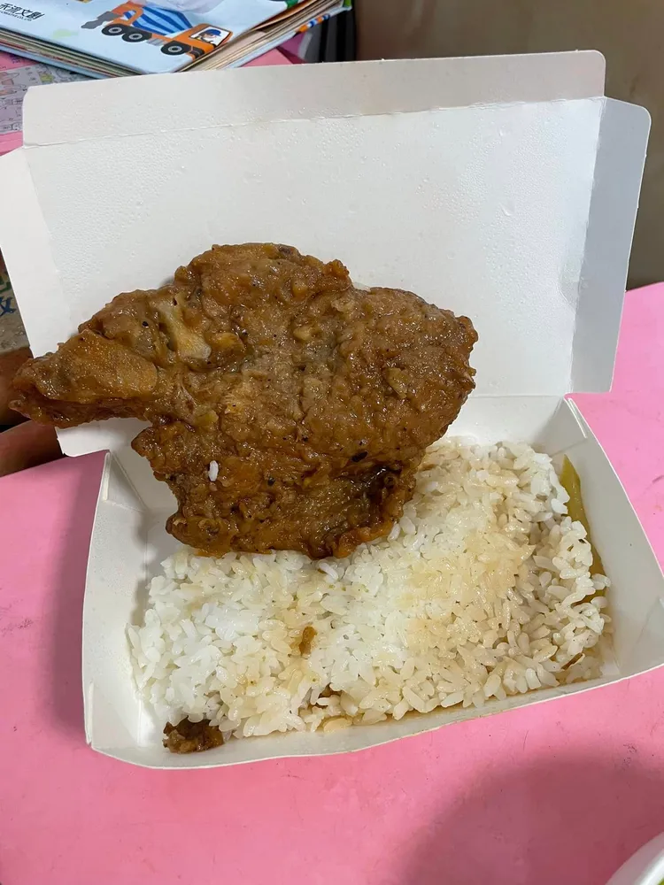 80元排骨飯真的只有排骨加飯。取自爆怨公社