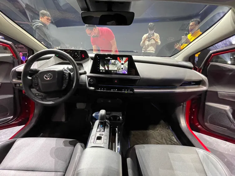 Prius PHEV內裝採中島式座艙設計概念，標配前置7吋全彩數位儀錶板，中控台中央也搭載全新的9吋Drive+ Link智能車載影音主機。林浩昇攝