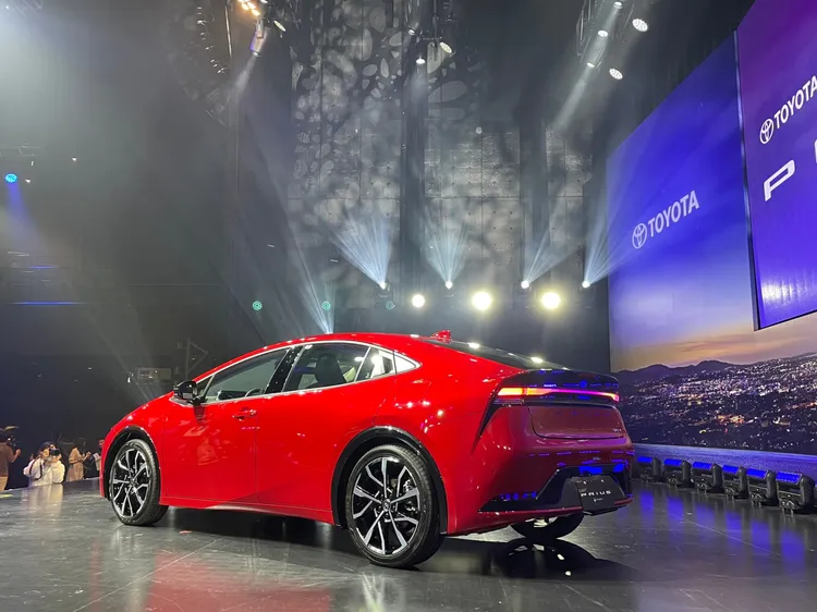 高翹的車尾則應用了貫穿式的LED尾燈，甚至也有更外擴的後葉子鈑，視覺感受上更奔放熱情。林浩昇攝