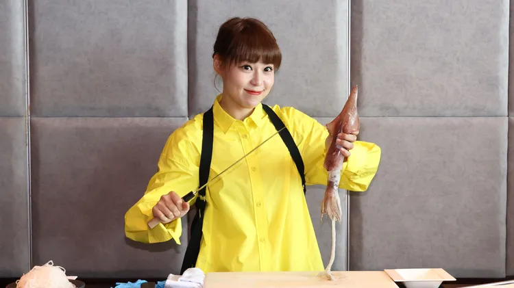 華承妍現場切生魚片。莊宗達攝