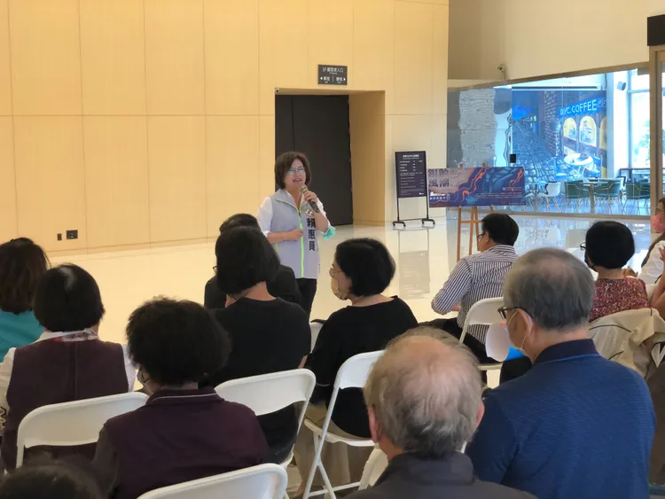 立委賴惠員致詞將爭取更多經費，打造樂齡城市。賴惠員陣營提供