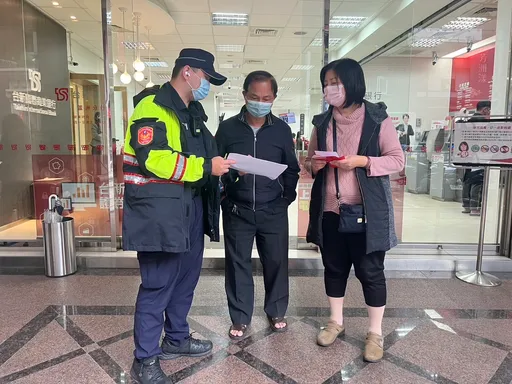 ATM領現6000今起開跑 一字之差小心釣魚網站!蘆洲警巡檢提款機教防詐