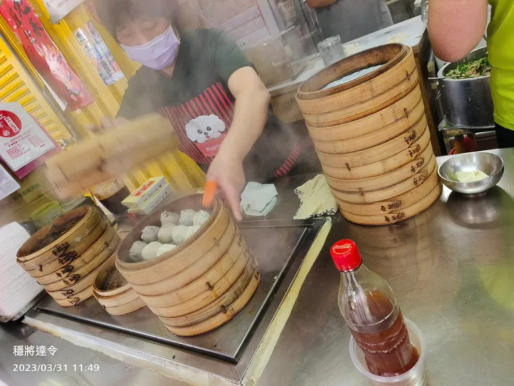 視障者連姓女子日前到宜蘭一間知名小籠包店消費，店家以寵物不能入店為由，安排連女和導盲犬坐在室外用餐。翻攝李素華（穩將達令 ）臉書