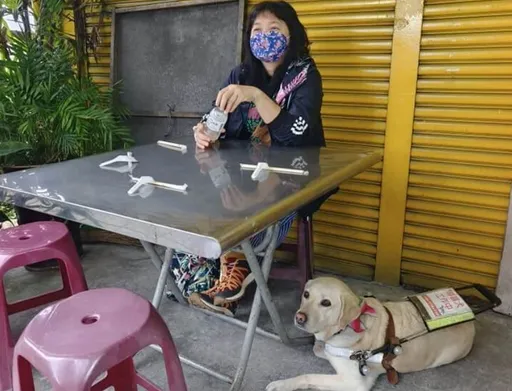 禁導盲犬進入!視障女店外用餐「挫折難過」 小籠包名店道歉了