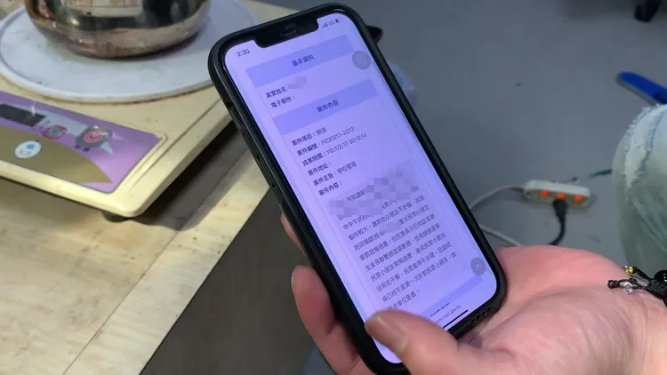 家長出示向教育局申訴的信件。黃子騰攝