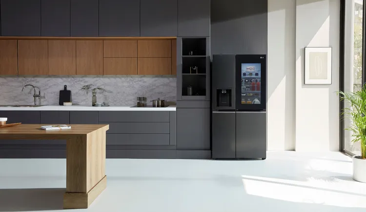 LG InstaView敲敲看門中門冰箱的透明窗門，只要輕敲兩下，不需打開冰箱門也可查看冰箱內的食品，有效減少冷流逸散。業者提供