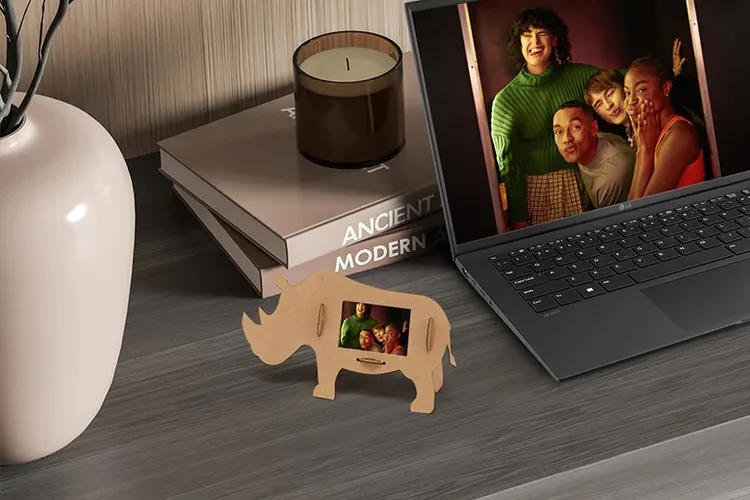 LG gram筆記型電腦的包裝在消費者拆封後可改裝成相框，不僅環保也讓開箱增添更多互動與趣味。業者提供