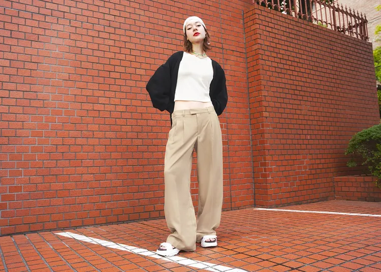 GU「女裝低腰寬褲」等多款商品皆使用再生聚酯纖維，將「循環再利用」發揮最大價值。業者提供