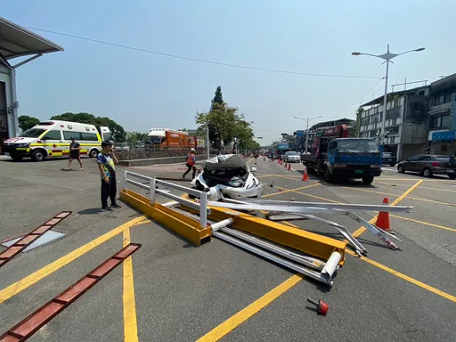 特斯拉男疑恍神釀禍　未煞車刷一排！先追撞2機車再衝破護欄