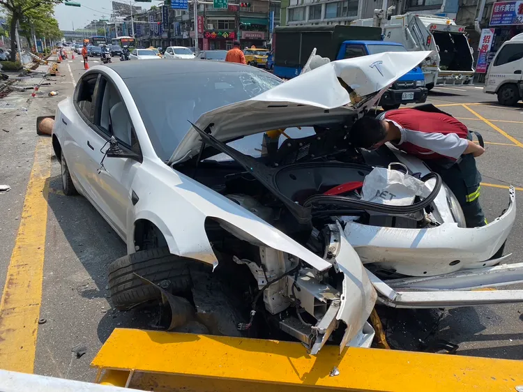 特斯拉車頭嚴重毀損。翻攝畫面