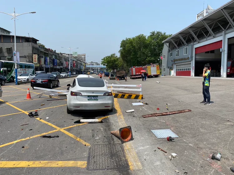 黃男駕駛特斯拉轎車先追撞前方2部機車，後又擦撞施工護欄。翻攝畫面