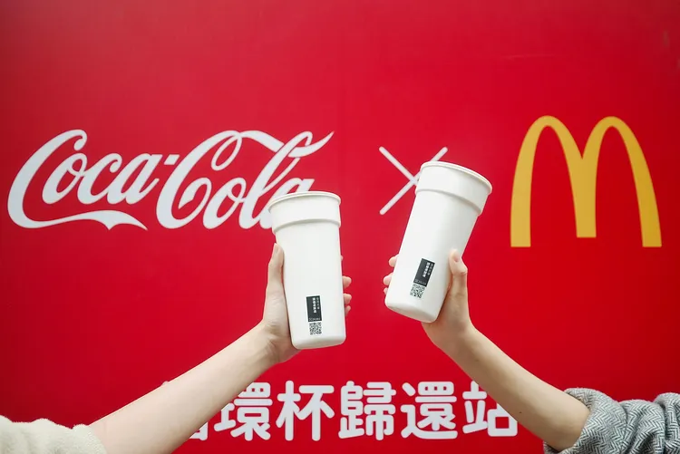 麥當勞與可口可樂合作借循環杯請你可樂喝一杯。業者提供