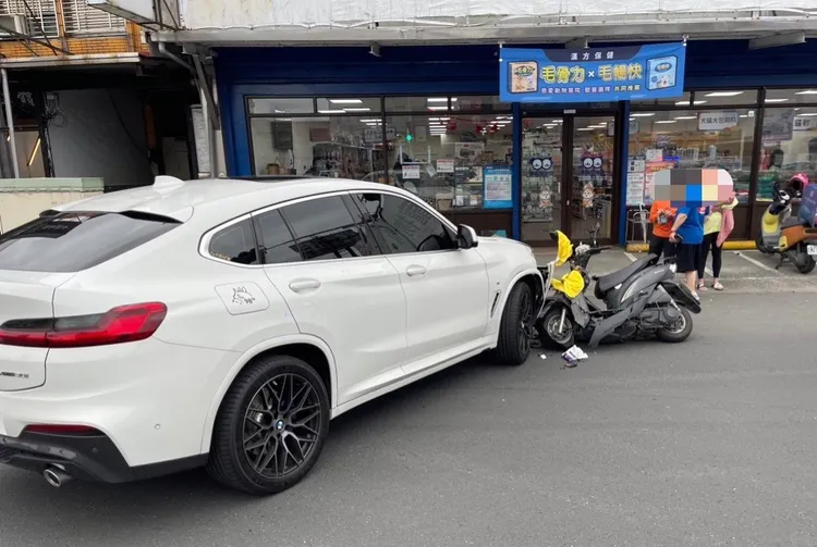 蔡女騎機車因煞車不及，直接撞上左轉的BMW休旅車。翻攝畫面