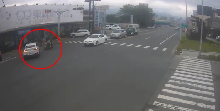 蔡姓兄妹被彈飛到數公尺外。翻攝畫面