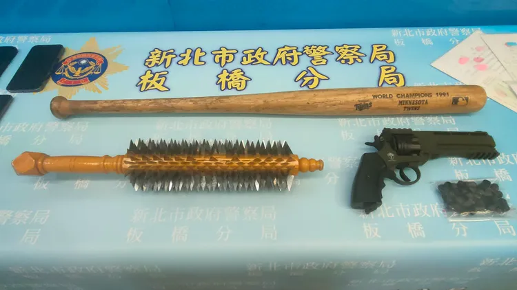 警方起出狼牙棒、鎮暴槍等證物。黃子騰攝