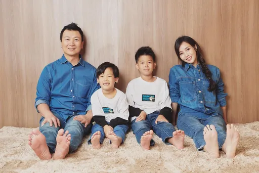 侯佩岑结婚12周年难得放闪 秀一家四口照「谢谢你娶我」
