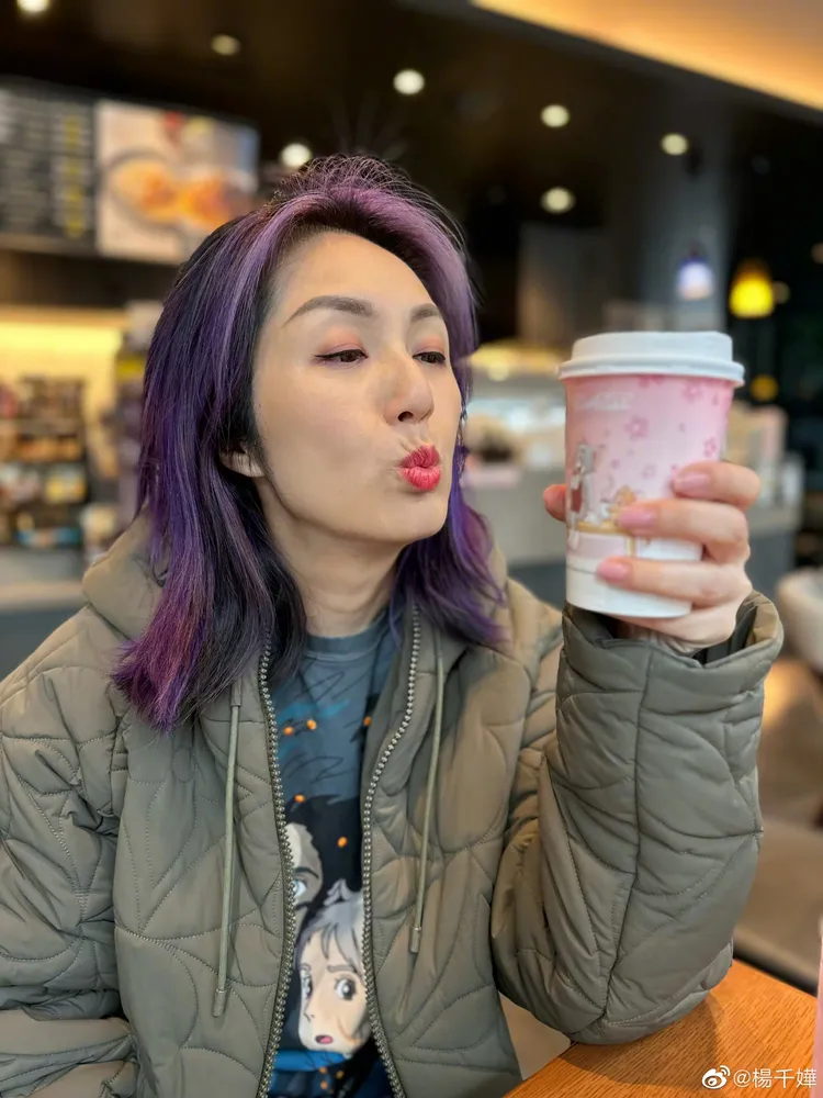 楊千嬅自拍照反而沒修飾，脖子紋路清晰可見。翻攝楊千嬅微博