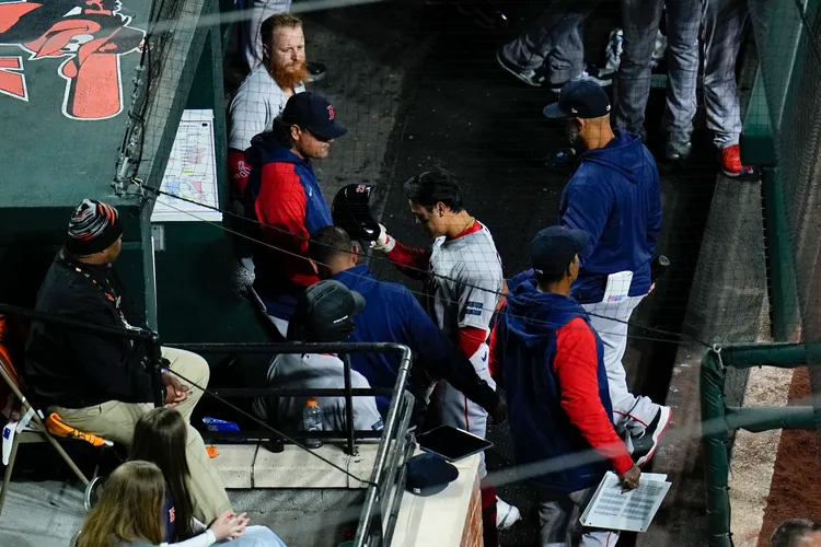 張育成(中)因傷臨時退場。美聯社