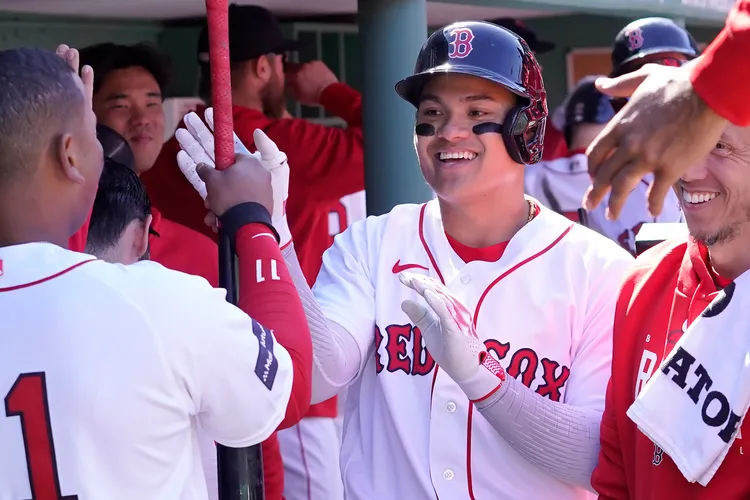 張育成(中)敲出全壘打。美聯社