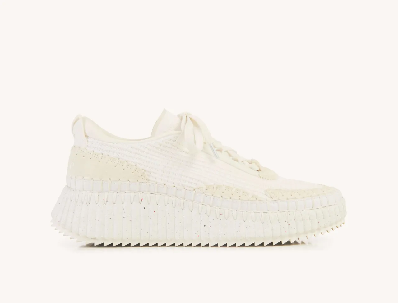 Nama純白色休閒運動鞋,2萬4200元。品牌提供