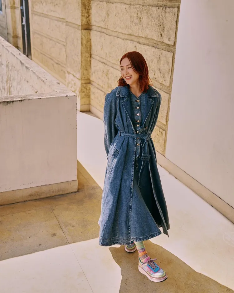 女星曾珮瑜身穿Chloé喜悅黃Nama休閒鞋搭配Chloé早春丹寧洋裝，展現優雅風情。品牌提供