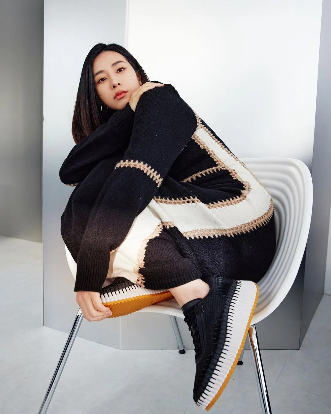 趙岱新升格準媽媽,日前穿著Chloé早春針織長裙、搭配黑色Nama運動休閒鞋,展現孕媽咪時尚。品牌提供