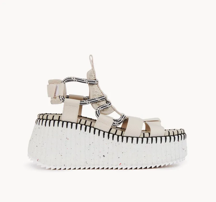 春夏新款Nama珍珠灰厚底涼鞋，2萬4500元。品牌提供