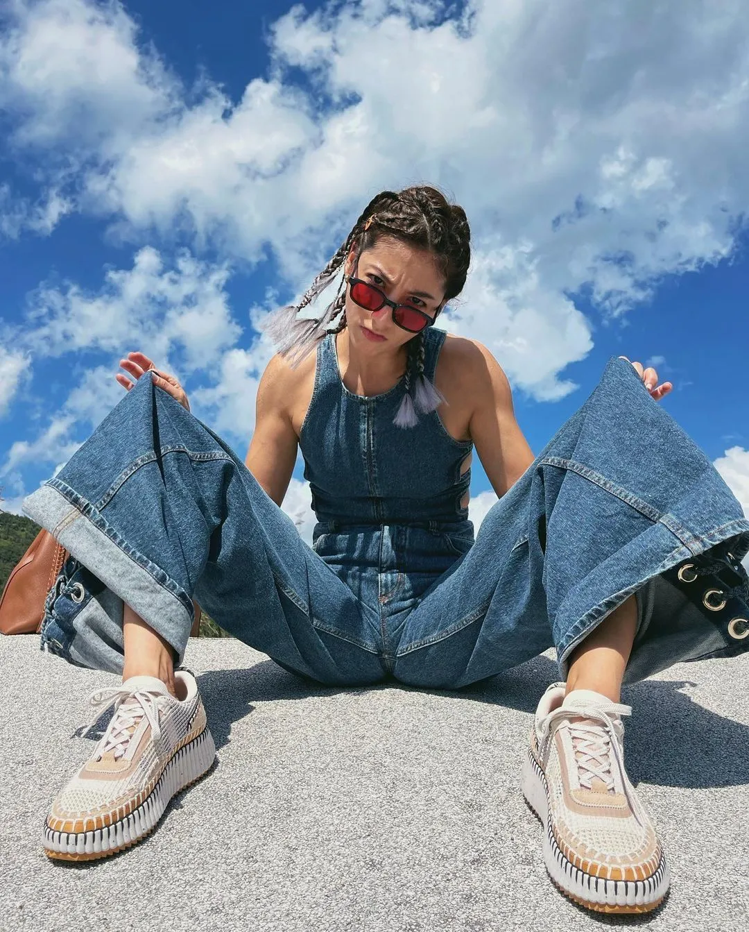 陽光正面形象的瑞瑪席丹,以餅乾色Nama搭配Chloé春夏新包Penelope,小露蠻腰展現健康美的率性態度。品牌提供