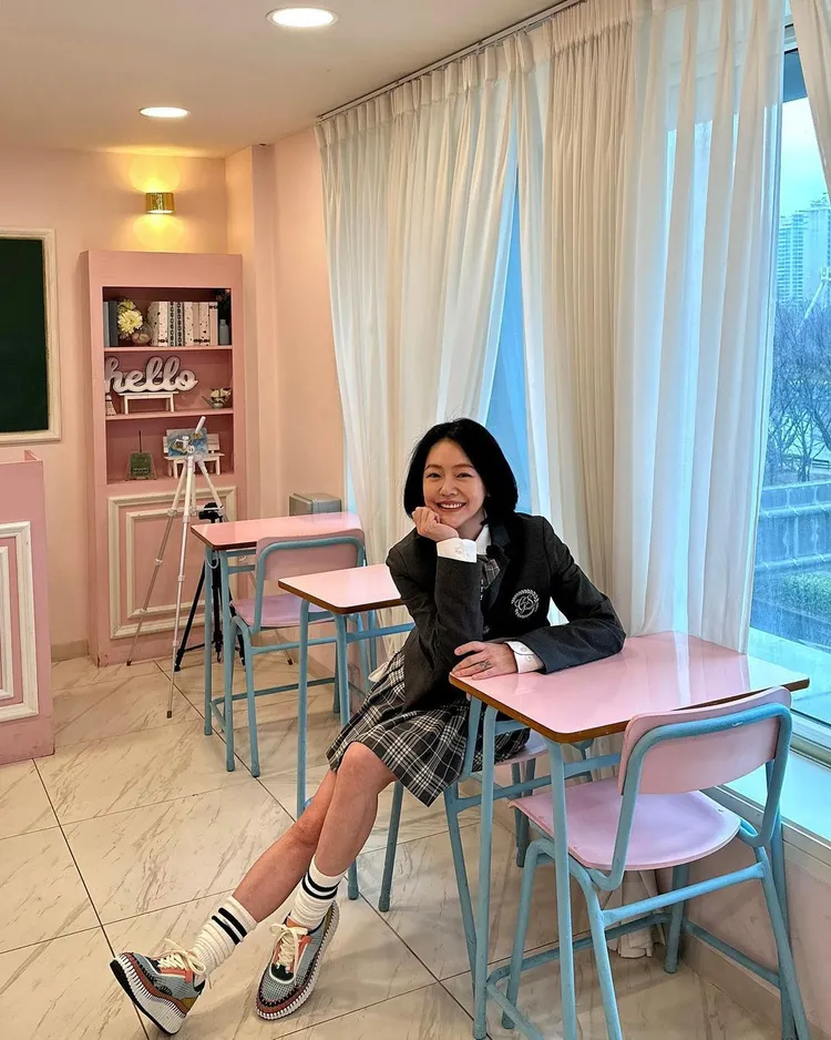 上個月受韓國觀光公社邀前往韓國的小S，以花草綠Nama休閒鞋搭配一身學生制服，展現青春無敵的俏皮面貌。品牌提供