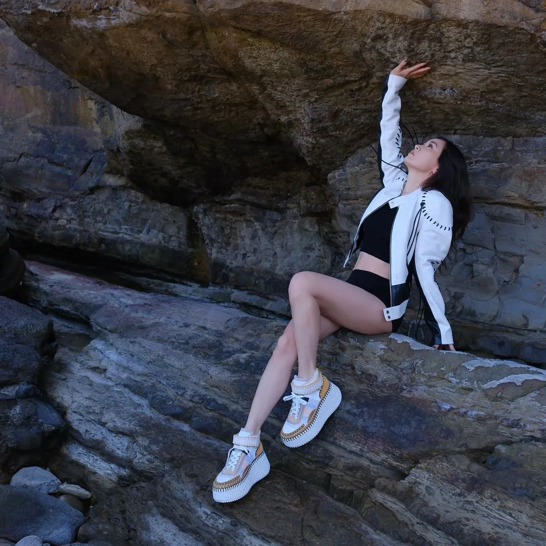 名媛李晶晶趕時髦穿上Chloé春夏最新款的Nama淺褐色中筒休閒運動鞋,搭配超短熱褲勁裝。品牌提供